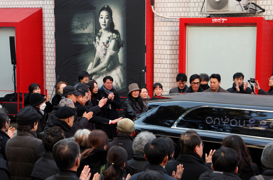 윤석화 떠나다…대학로에서 열린 마지막 인사