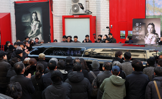 연극인 윤석화의 영면, 그가 운영했던 극장에서 열린 노제