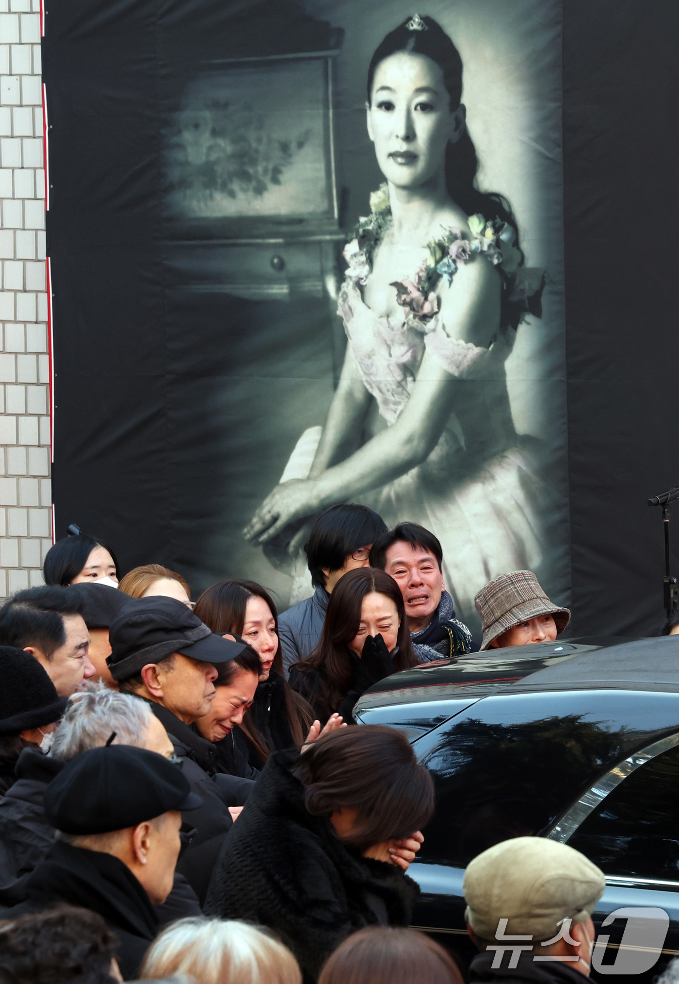 (서울=뉴스1) 김명섭 기자 = 21일 서울 종로구 대학로 설치극장 정미소(현 한예극장)에서 열린 故 윤석화 배우 노제에서 지인들이 슬퍼하고 있다. 이곳은 고인이 2002∼2019 …