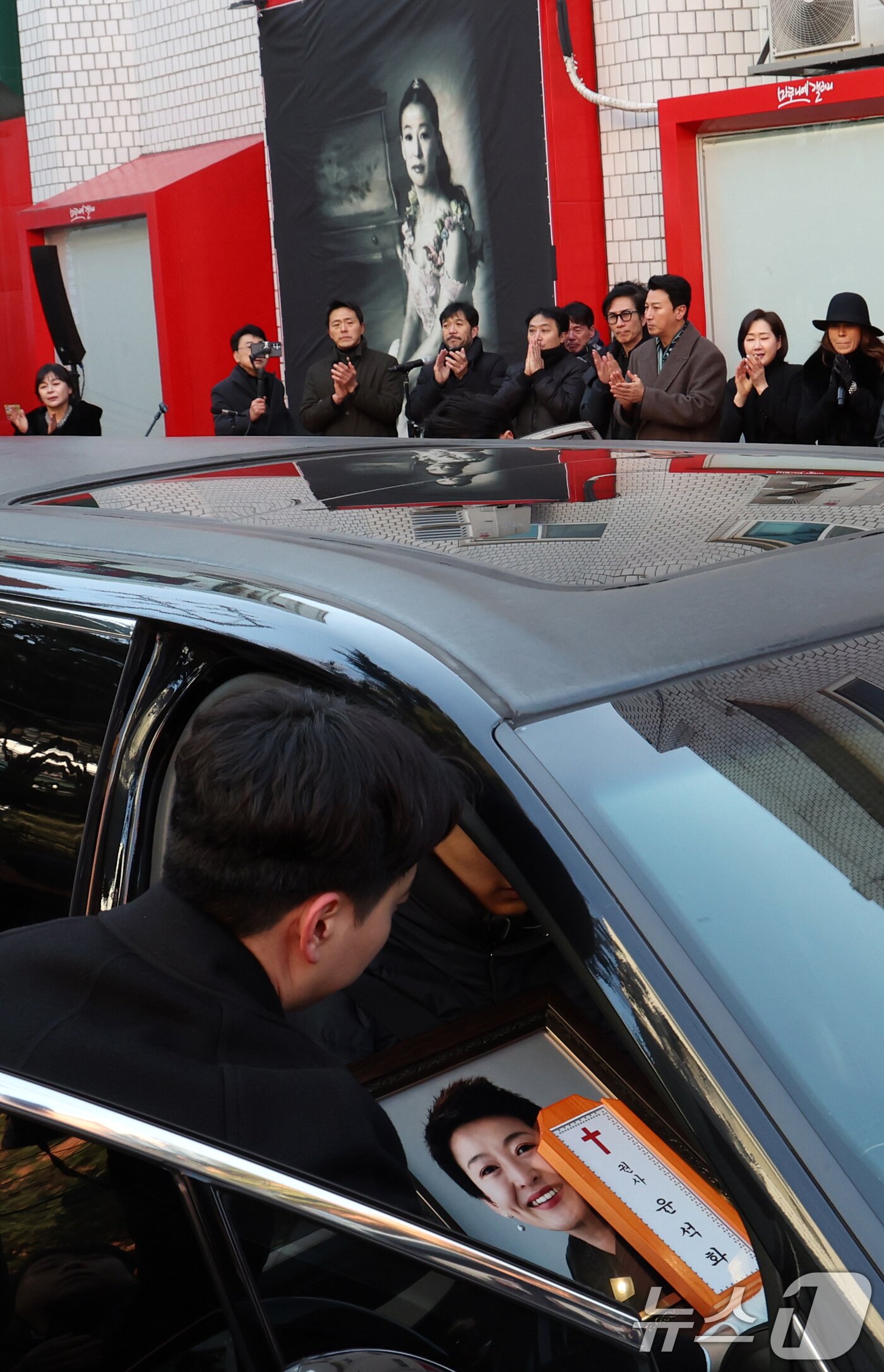 본문 이미지 - 21일 서울 종로구 대학로 설치극장 정미소(현 한예극장)에서 열린 故 윤석화 배우 노제에서 지인들이 슬퍼하고 있다.  2025.12.21/뉴스1 ⓒ News1 김명섭 기자