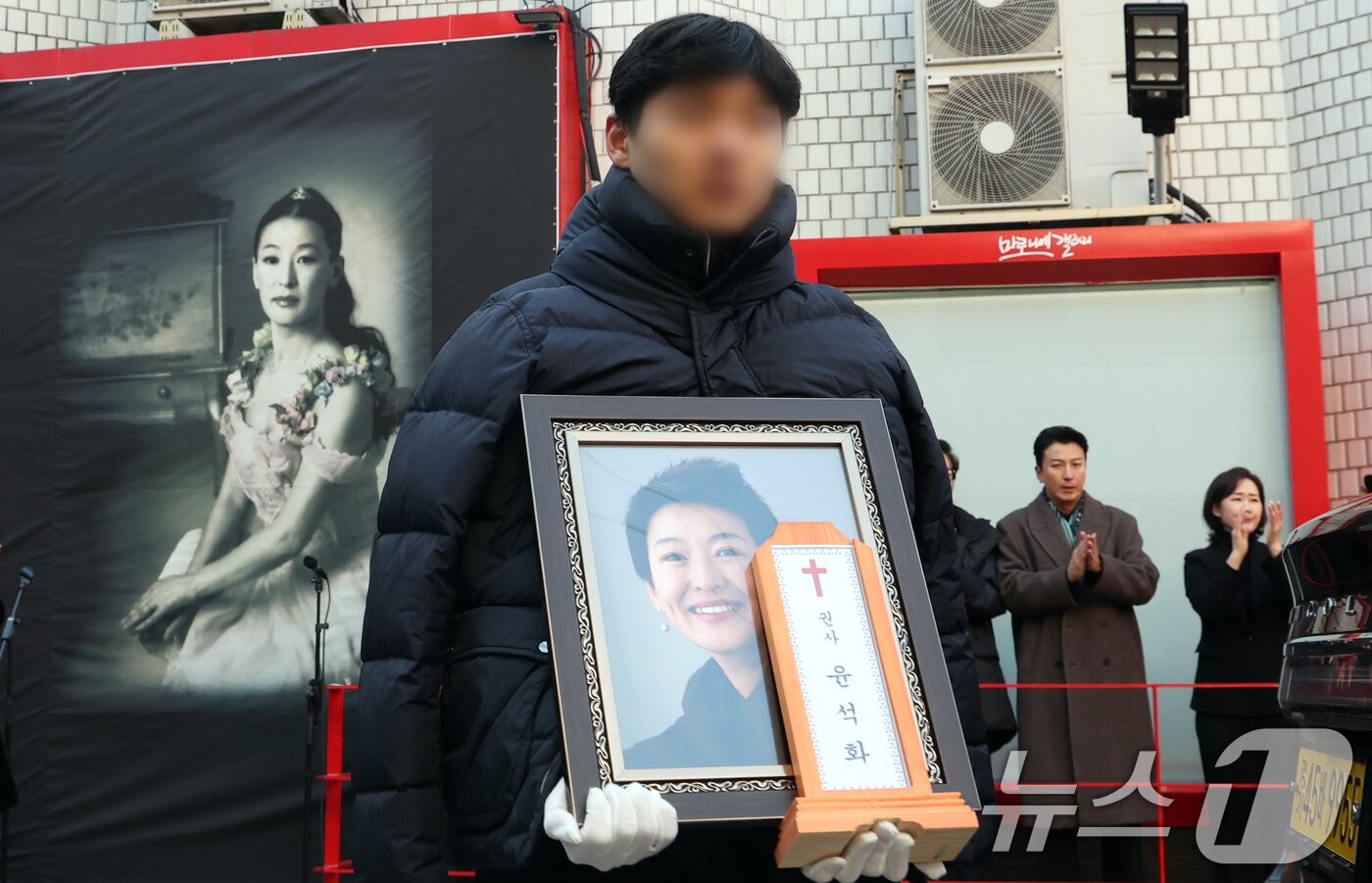 본문 이미지 - 21일 서울 종로구 대학로 설치극장 정미소(현 한예극장)에서 열린 故 윤석화 배우 노제에서 영정이 운구되고 있다.  2025.12.21/뉴스1 ⓒ News1 김명섭 기자