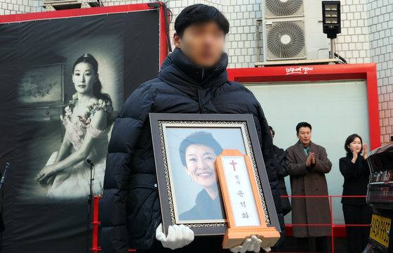 평생을 무대에 바친 윤석화, 연극의 품으로 돌아가다