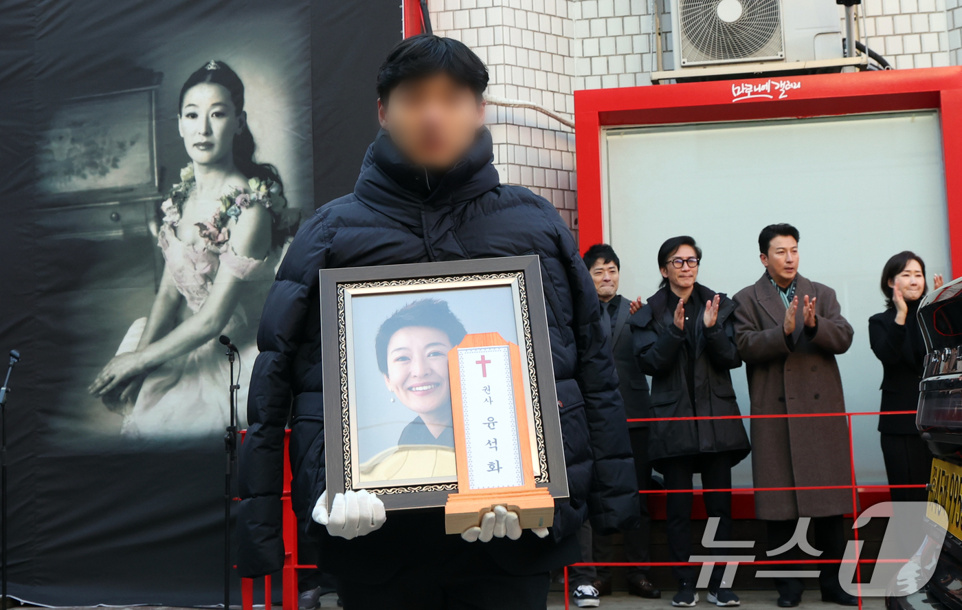 (서울=뉴스1) 김명섭 기자 = 21일 서울 종로구 대학로 설치극장 정미소(현 한예극장)에서 열린 故 윤석화 배우 노제에서 영정이 운구되고 있다. 이곳은 고인이 2002∼2019년 …