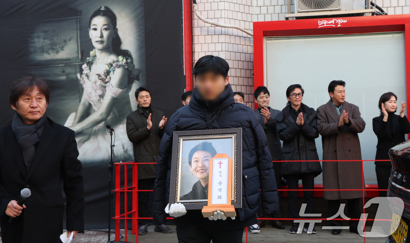 (서울=뉴스1) 김명섭 기자 = 21일 서울 종로구 대학로 설치극장 정미소(현 한예극장)에서 열린 故 윤석화 배우 노제에서 영정이 운구되고 있다. 이곳은 고인이 2002∼2019년 …