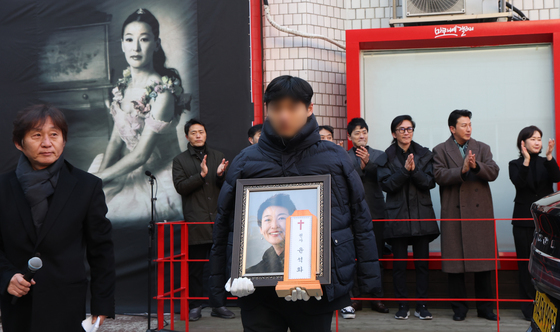 배우 윤석화, 대학로에서 마지막 인사