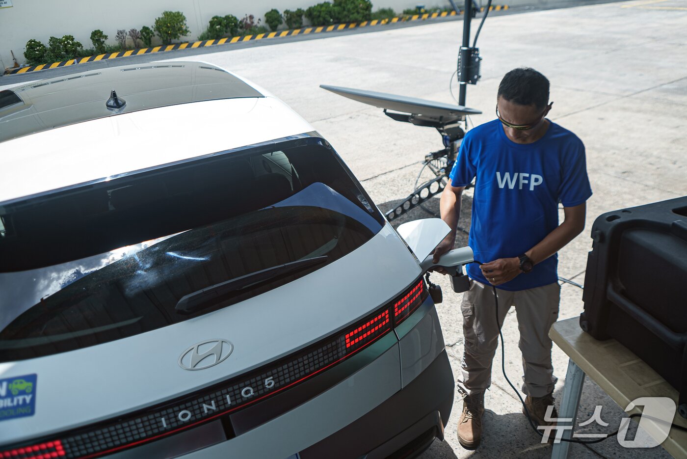 본문 이미지 - 현대차는 UN 소속의 식량위기 대응 기구인 세계식량계획(WFP)에 아이오닉 5 차량 8대와 충전 인프라를 기증했으며, 기증 차량들이 구호 현장에서 활약하는 모습을 통해 기후위기 대응에 대한 공감대를 형성하는 영상을 공개했다고 21일 밝혔다. WFP 구호현장에서 활약 중인 현대자동차 아이오닉 5(현대차 제공) 