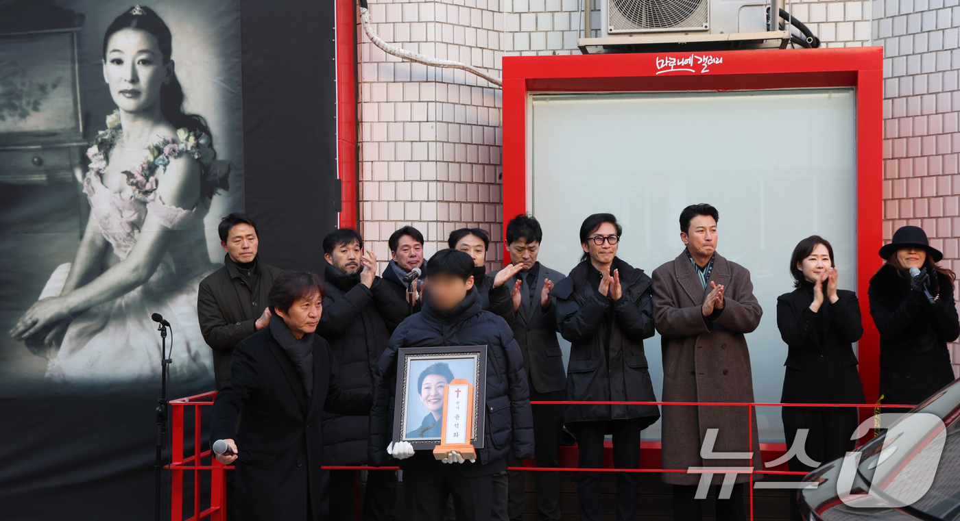 (서울=뉴스1) 김명섭 기자 = 21일 서울 종로구 대학로 설치극장 정미소(현 한예극장)에서 열린 故 윤석화 배우 노제에서 영정이 운구되고 있다. 이곳은 고인이 2002∼2019년 …