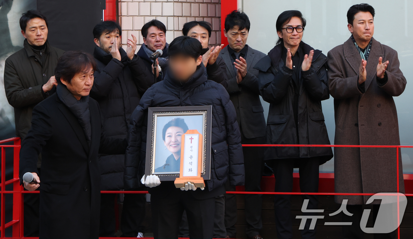 (서울=뉴스1) 김명섭 기자 = 21일 서울 종로구 대학로 설치극장 정미소(현 한예극장)에서 열린 故 윤석화 배우 노제에서 영정이 운구되고 있다. 이곳은 고인이 2002∼2019년 …