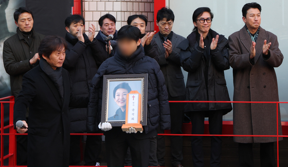 박수받으며 떠나는 故 윤석화 배우