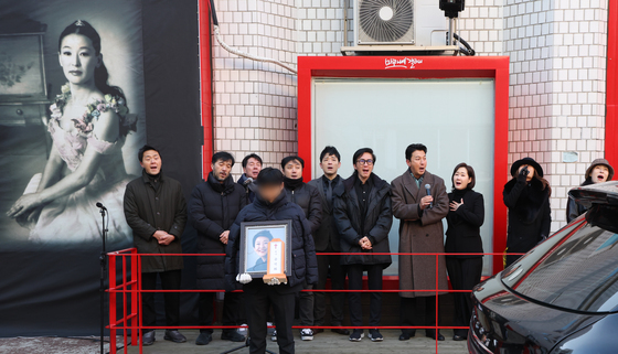 '꽃밭에서' 추모곡으로 떠나보내는  故 윤석화 배우