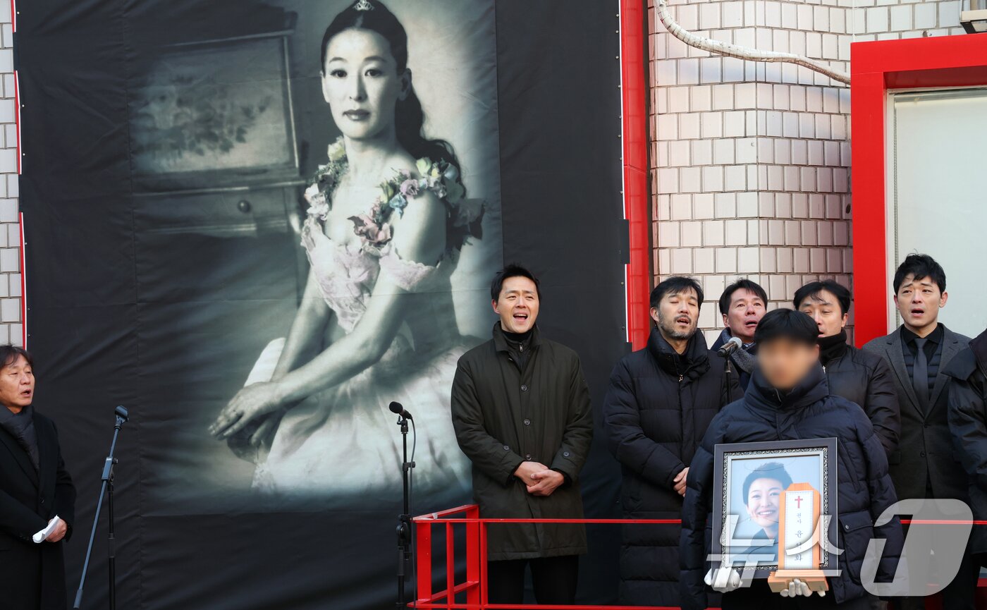 본문 이미지 - 21일 서울 종로구 대학로 설치극장 정미소(현 한예극장)에서 열린 故 윤석화 배우 노제에서 지인들이 추모곡을 부르고 있다.  2025.12.21/뉴스1 ⓒ News1 김명섭 기자