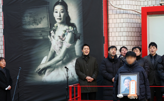 故 윤석화 배우에게 전하는 추모곡 '꽃밭에서'
