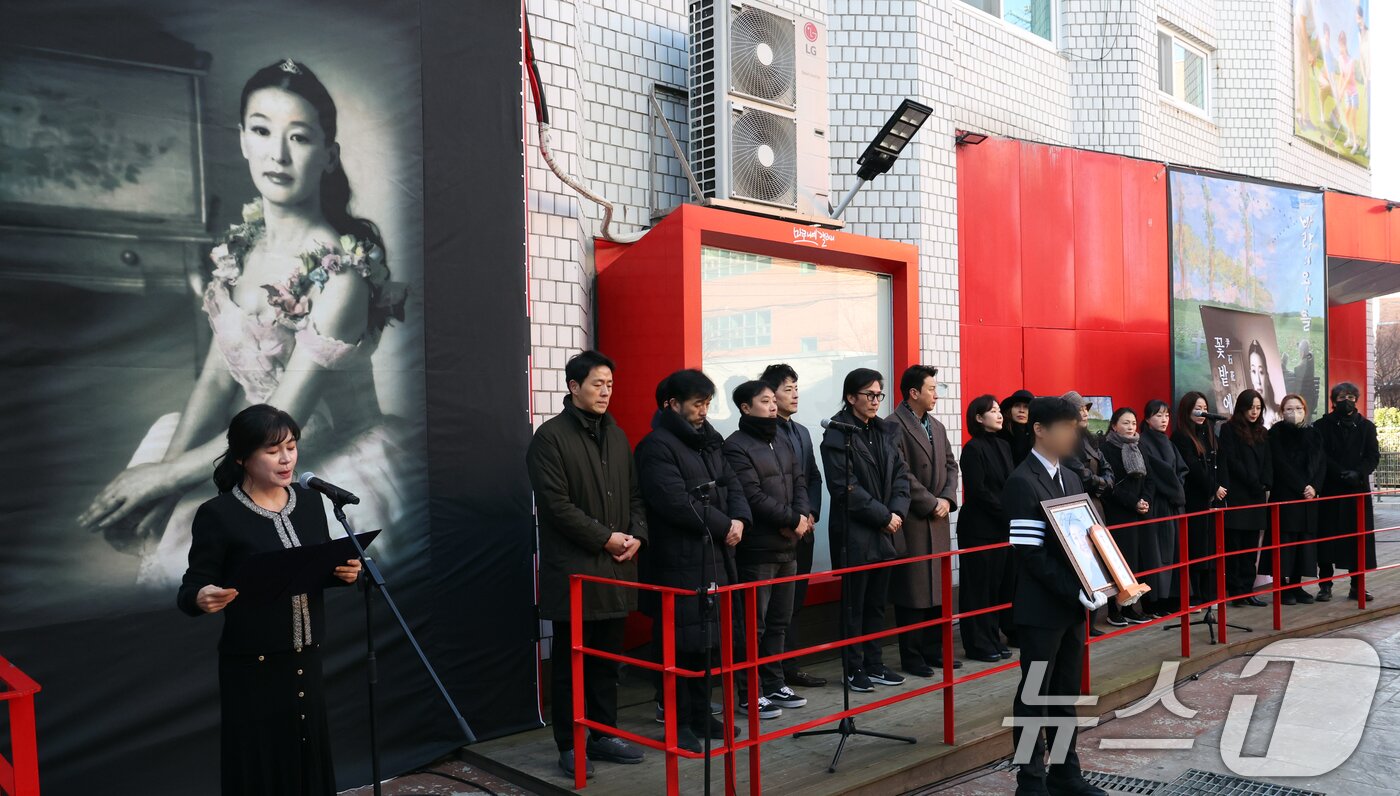 본문 이미지 - 21일 서울 종로구 대학로 설치극장 정미소(현 한예극장)에서 열린 故 윤석화 배우 노제에서 지인들이 추모하고 있다. 2025.12.21/뉴스1 ⓒ News1 김명섭 기자