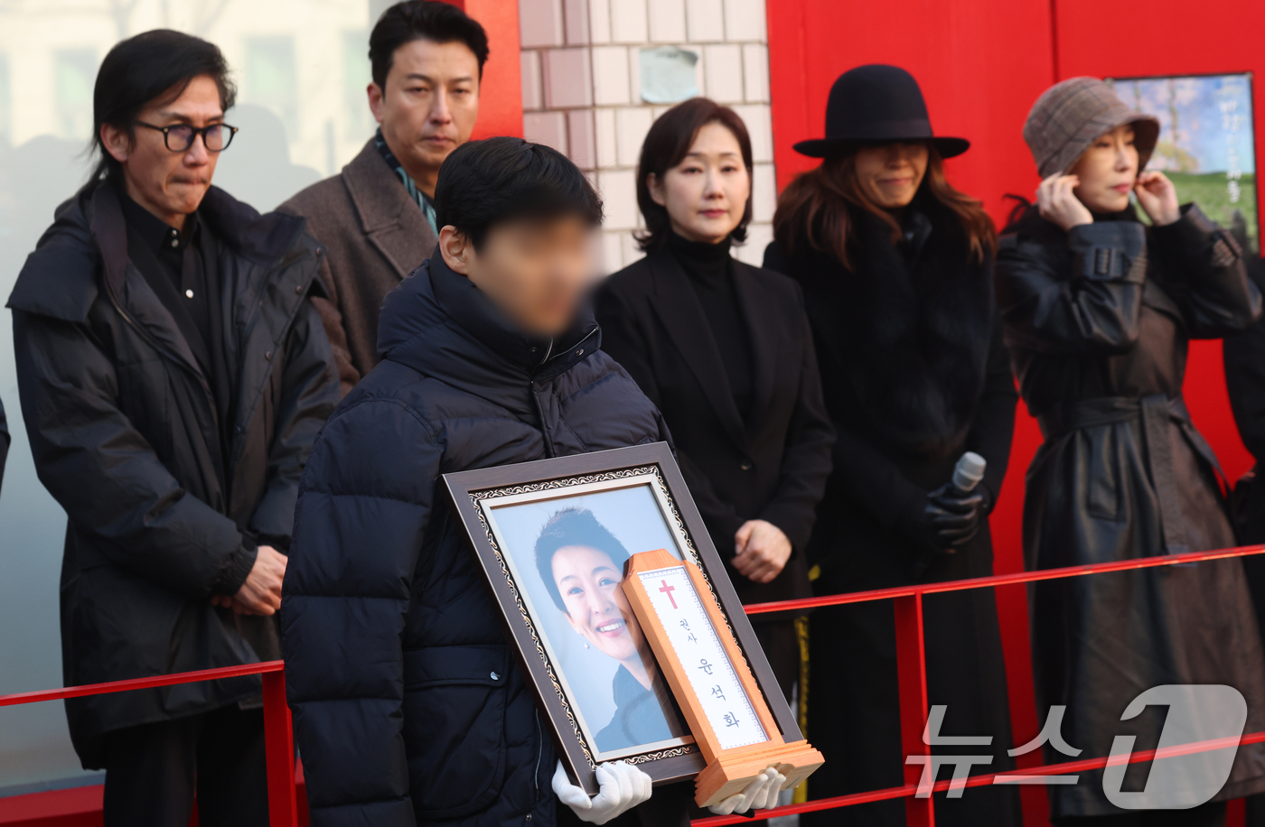 (서울=뉴스1) 김명섭 기자 = 21일 서울 종로구 대학로 설치극장 정미소(현 한예극장)에서 열린 故 윤석화 배우 노제에서 영정이 운구되고 있다. 이곳은 고인이 2002∼2019년 …