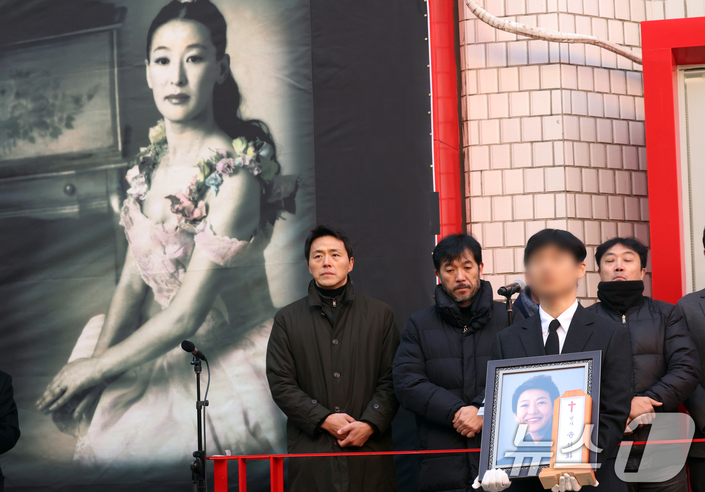 (서울=뉴스1) 김명섭 기자 = 21일 서울 종로구 대학로 설치극장 정미소(현 한예극장)에서 열린 故 윤석화 배우 노제에서 영정이 운구되고 있다. 이곳은 고인이 2002∼2019년 …