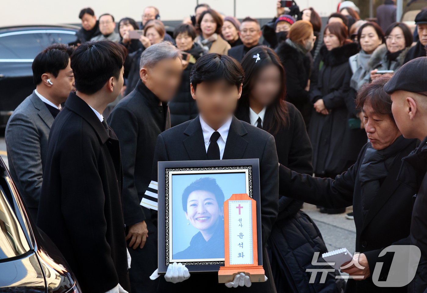 (서울=뉴스1) 김명섭 기자 = 21일 서울 종로구 대학로 설치극장 정미소(현 한예극장)에서 열린 故 윤석화 배우 노제에서 영정이 운구되고 있다. 이곳은 고인이 2002∼2019년 …