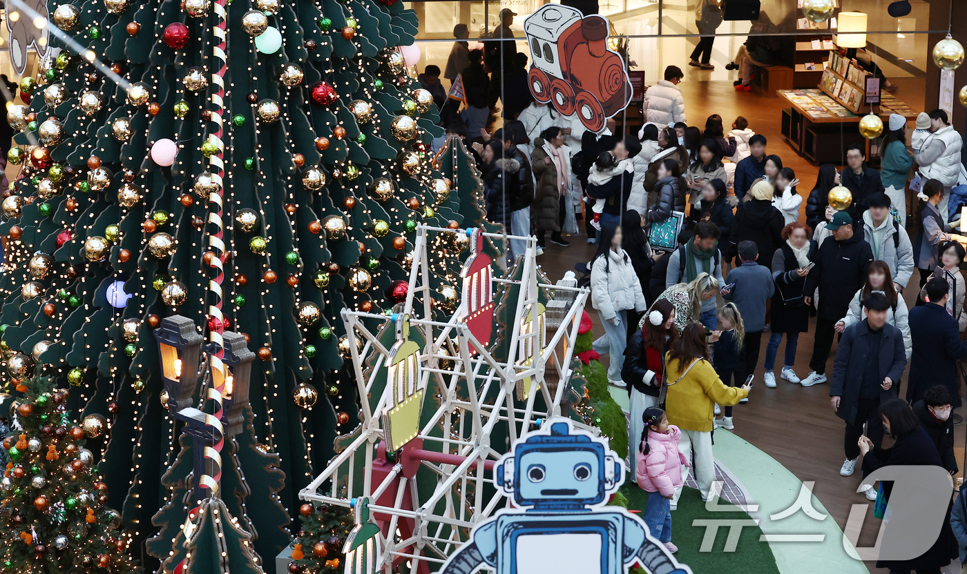 (서울=뉴스1) 김민지 기자 = 크리스마스를 앞둔 21일 오전 서울 강남구 코엑스 별마당도서관에 설치된 크리스마스 조형물 앞에서 시민들이 사진을 찍고 있다. 2025.12.21/뉴 …
