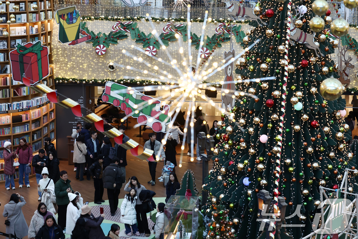 (서울=뉴스1) 김민지 기자 = 크리스마스를 앞둔 21일 오전 서울 강남구 코엑스 별마당도서관에 설치된 크리스마스 조형물 앞에서 시민들이 사진을 찍고 있다. 2025.12.21/뉴 …
