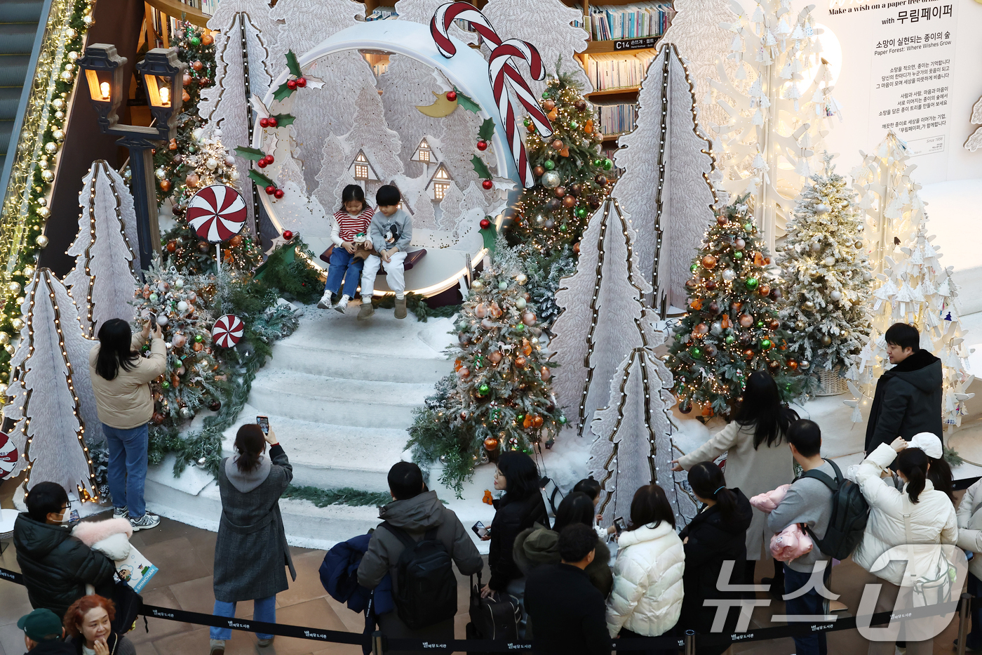 (서울=뉴스1) 김민지 기자 = 크리스마스를 앞둔 21일 오전 서울 강남구 코엑스 별마당도서관에 설치된 크리스마스 조형물 앞에서 시민들이 사진을 찍고 있다. 2025.12.21/뉴 …