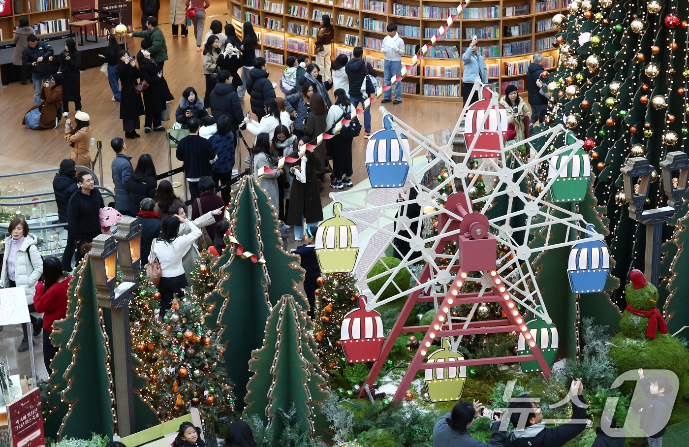 (서울=뉴스1) 김민지 기자 = 크리스마스를 앞둔 21일 오전 서울 강남구 코엑스 별마당도서관에 설치된 대형 트리 앞에서 시민들이 사진을 찍고 있다. 2025.12.21/뉴스1