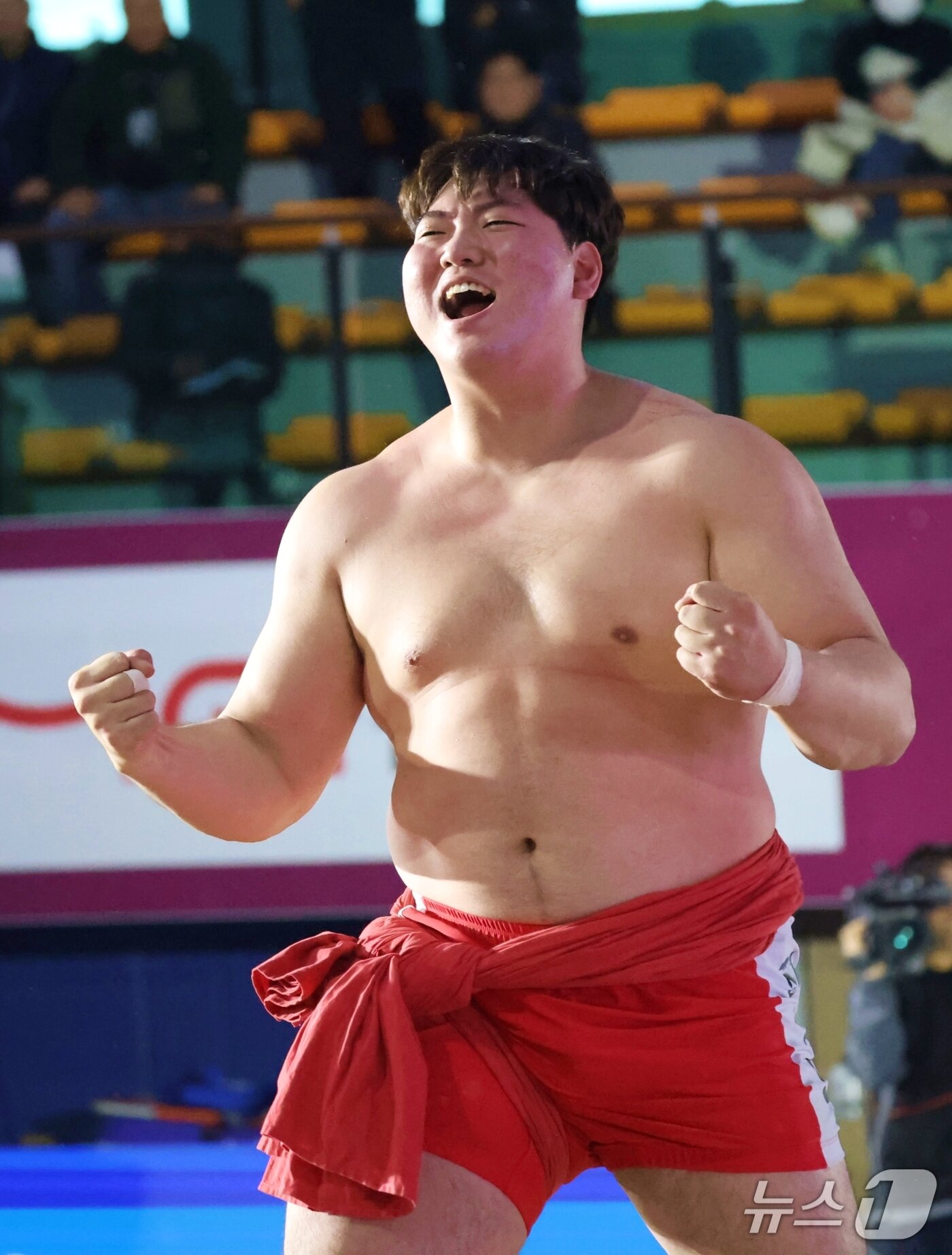 본문 이미지 - 백두장사에 오른 최성민이 환호하고 있다.(태안군 제공. 재판매 및 DB금지)2025.12.21/뉴스1