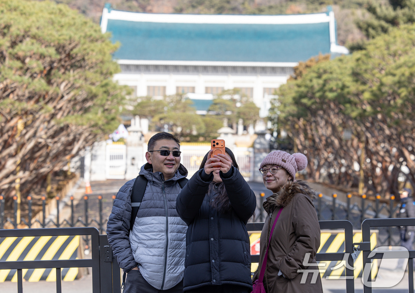(서울=뉴스1) 이재명 기자 = 대통령실이 청와대 순차 이전을 진행 중인 21일 청와대 앞에서 외국인 관광객들이 기념촬영을 하고 있다. 2025.12.21/뉴스1