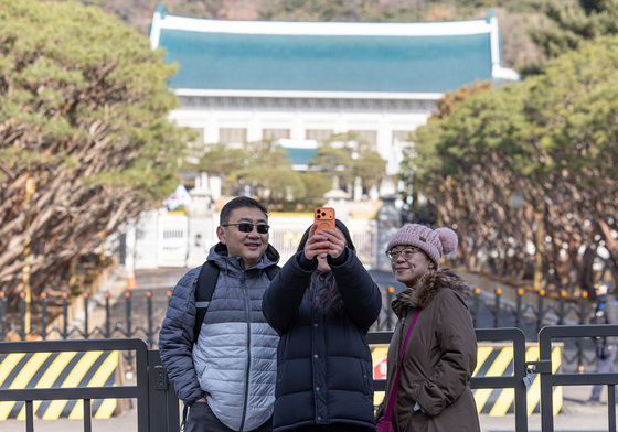 청와대를 배경으로