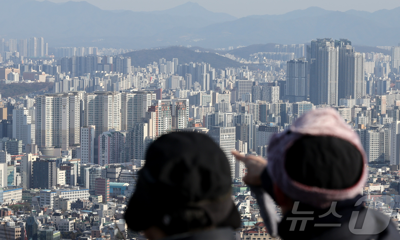 (서울=뉴스1) 장수영 기자 = 21일 서울 중구 남산에서 바라본 서울 도심 아파트 단지 모습.정치권에 따르면 이날 서울 삼청동 총리공관에서 열리는  고위당정협의회에서 10·15 …