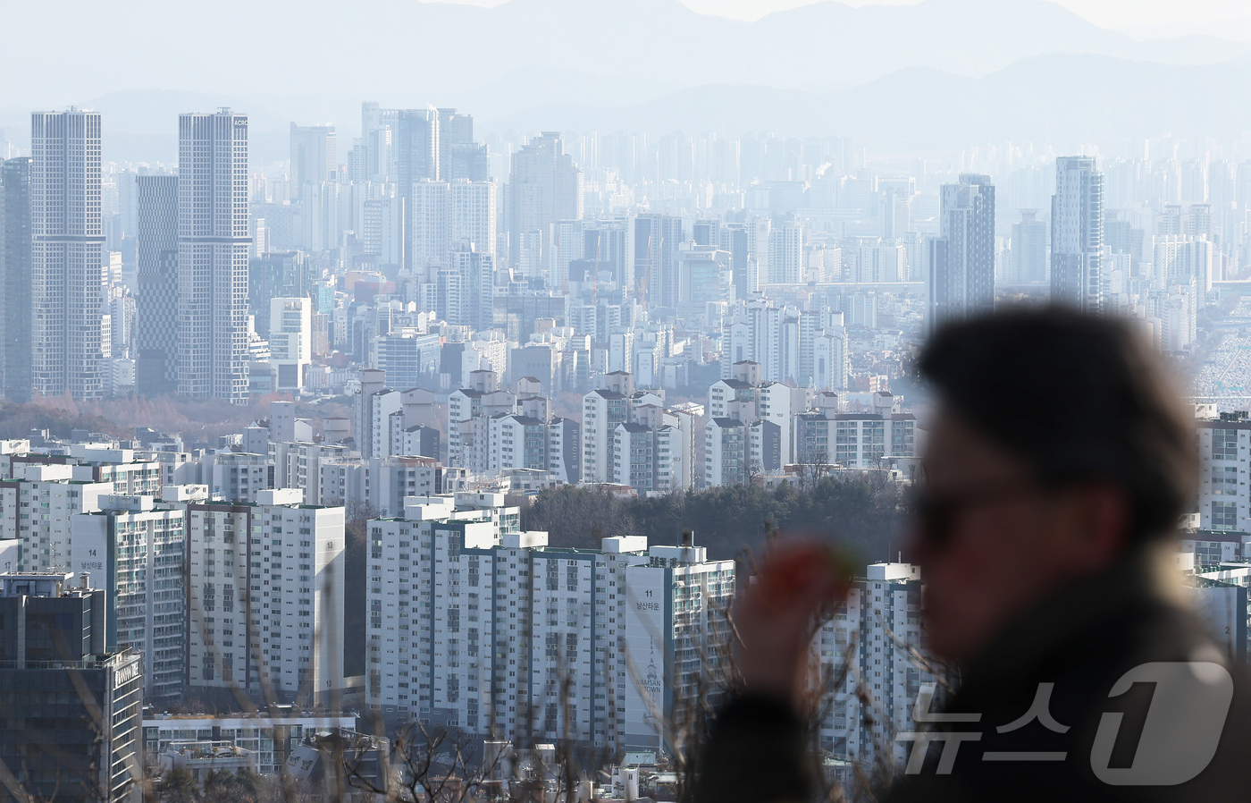 (서울=뉴스1) 장수영 기자 = 21일 서울 중구 남산에서 바라본 서울 도심 아파트 단지 모습.정치권에 따르면 이날 서울 삼청동 총리공관에서 열리는  고위당정협의회에서 10·15 …