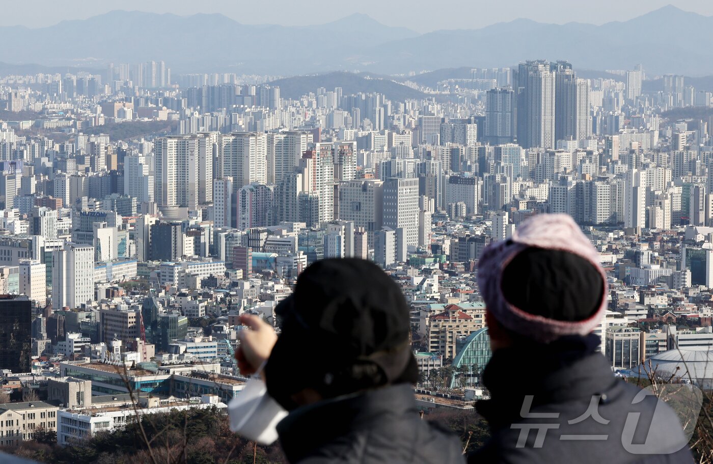 본문 이미지 - 서울 중구 남산에서 바라본 서울 도심 아파트 단지 모습.  ⓒ News1 장수영 기자