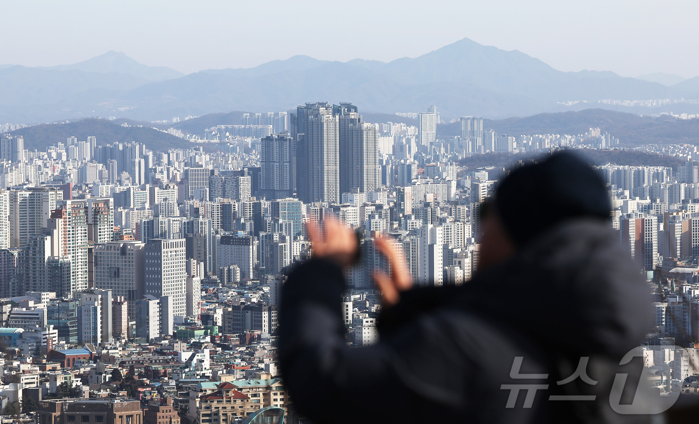(서울=뉴스1) 장수영 기자 = 21일 서울 중구 남산에서 바라본 서울 도심 아파트 단지 모습.정치권에 따르면 이날 서울 삼청동 총리공관에서 열리는  고위당정협의회에서 10·15 …