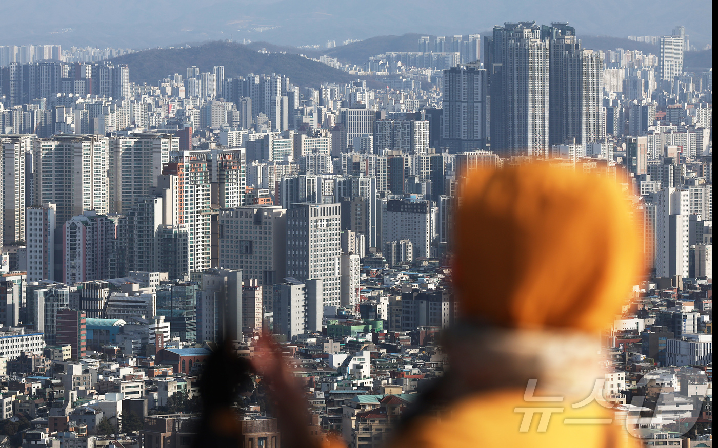 (서울=뉴스1) 장수영 기자 = 21일 서울 중구 남산에서 바라본 서울 도심 아파트 단지 모습.정치권에 따르면 이날 서울 삼청동 총리공관에서 열리는  고위당정협의회에서 10·15 …