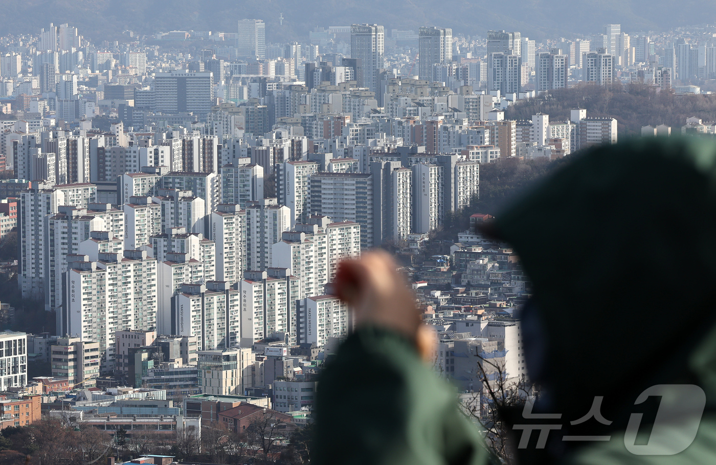 (서울=뉴스1) 장수영 기자 = 21일 서울 중구 남산에서 바라본 서울 도심 아파트 단지 모습.정치권에 따르면 이날 서울 삼청동 총리공관에서 열리는  고위당정협의회에서 10·15 …