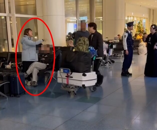 본문 이미지 - 중국인 관광객이 대만인 관광객을 향해 소리치며 삿대질을 하고 있다. 출처=타이완 뉴스.SNS