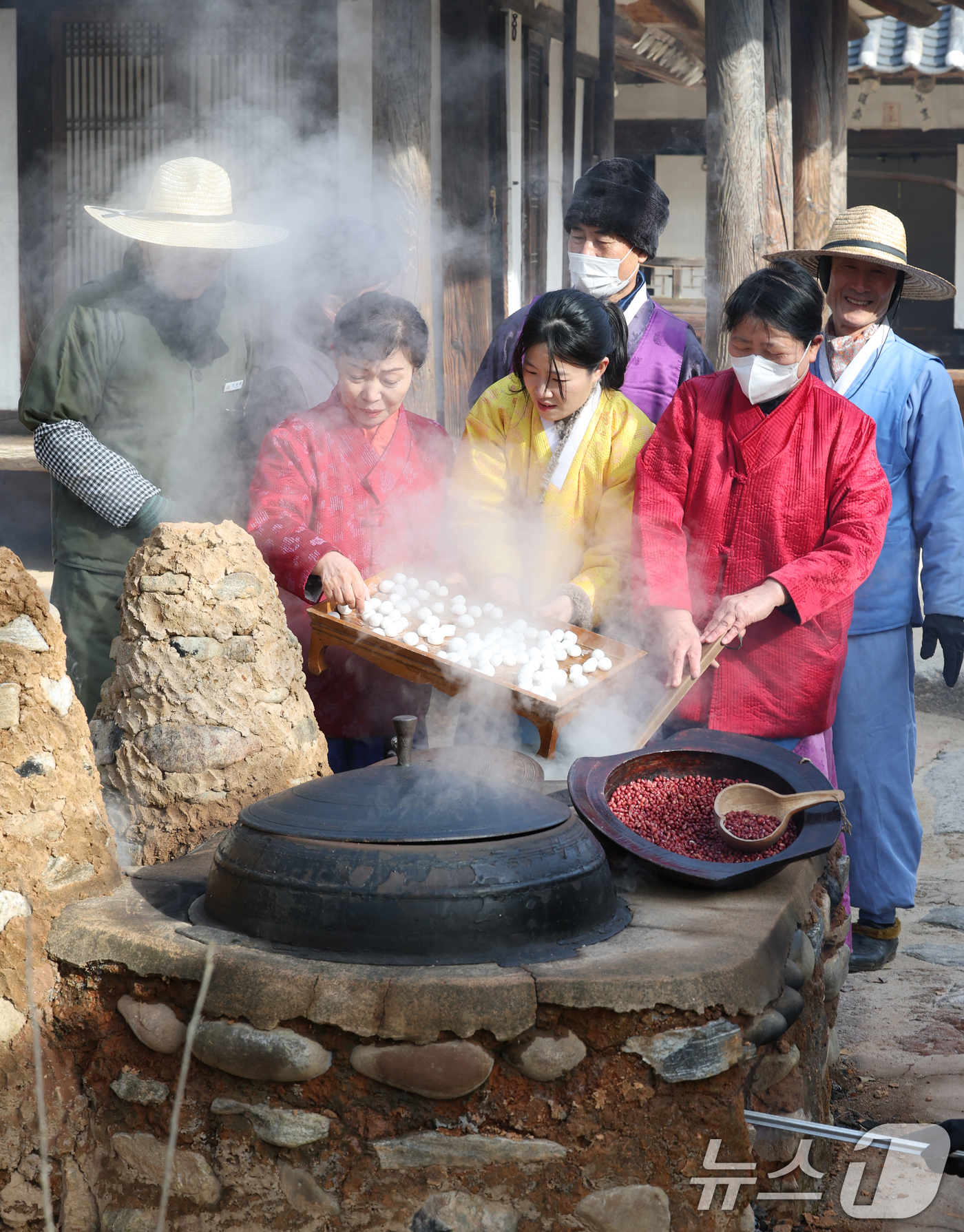 (용인=뉴스1) 김영운 기자 = 절기상 동지(冬至)를 하루 앞둔 21일 경기 용인시 기흥구 한국민속촌에서 직원들이 팥죽을 쑤고 있다. 2025.12.21/뉴스1