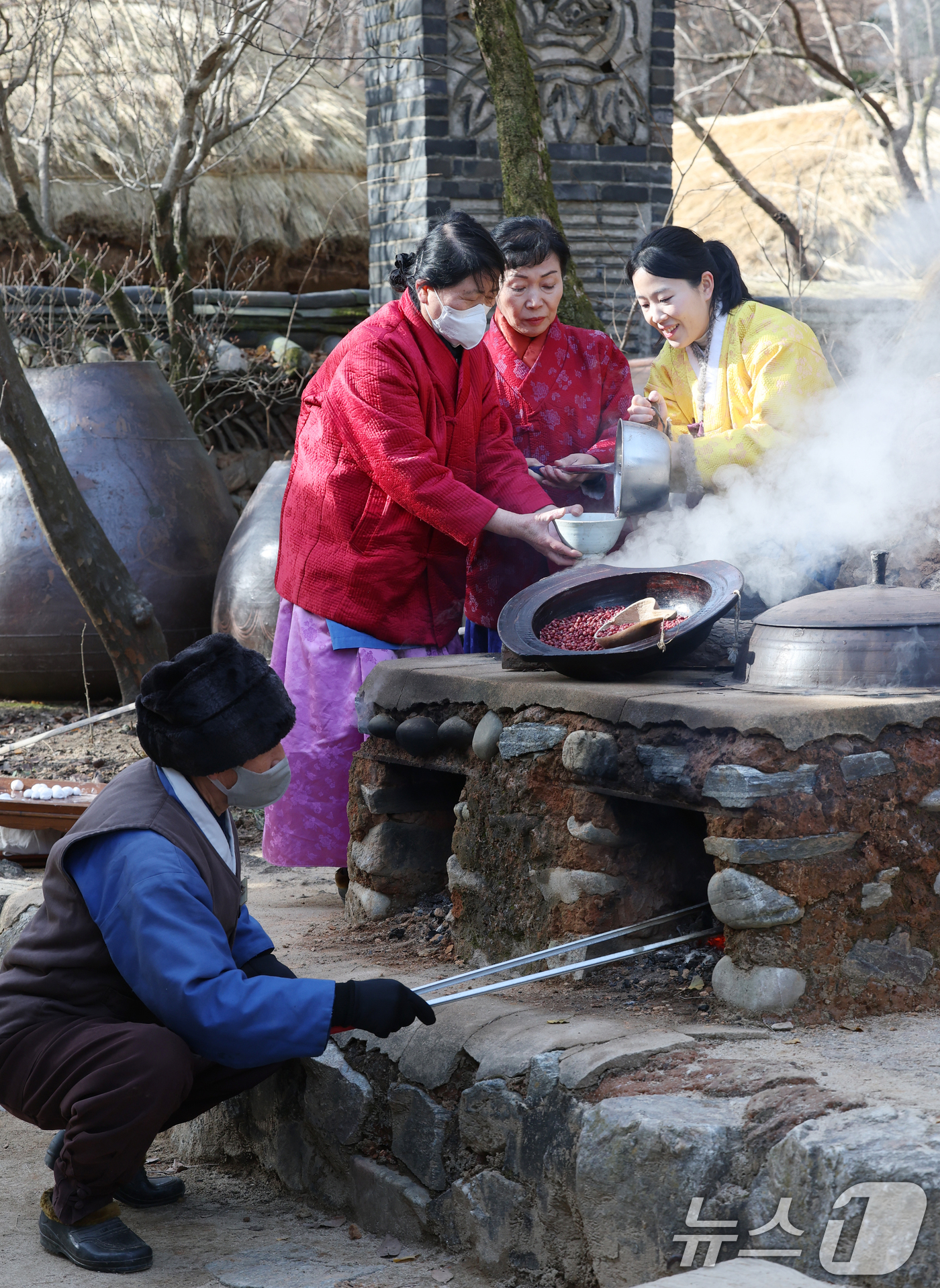 (용인=뉴스1) 김영운 기자 = 절기상 동지(冬至)를 하루 앞둔 21일 경기 용인시 기흥구 한국민속촌에서 직원들이 팥죽을 쑤고 있다. 2025.12.21/뉴스1
