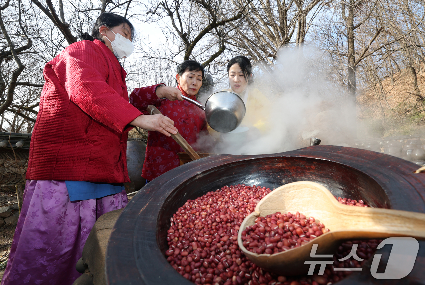 (용인=뉴스1) 김영운 기자 = 절기상 동지(冬至)를 하루 앞둔 21일 경기 용인시 기흥구 한국민속촌에서 직원들이 팥죽을 쑤고 있다. 2025.12.21/뉴스1