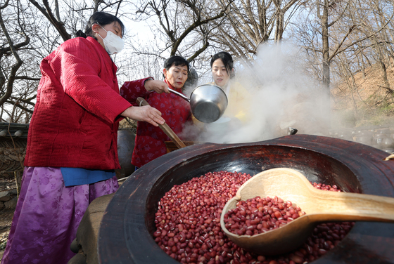 '추운 날씨 팥즉으로 따뜻하게 녹여요'