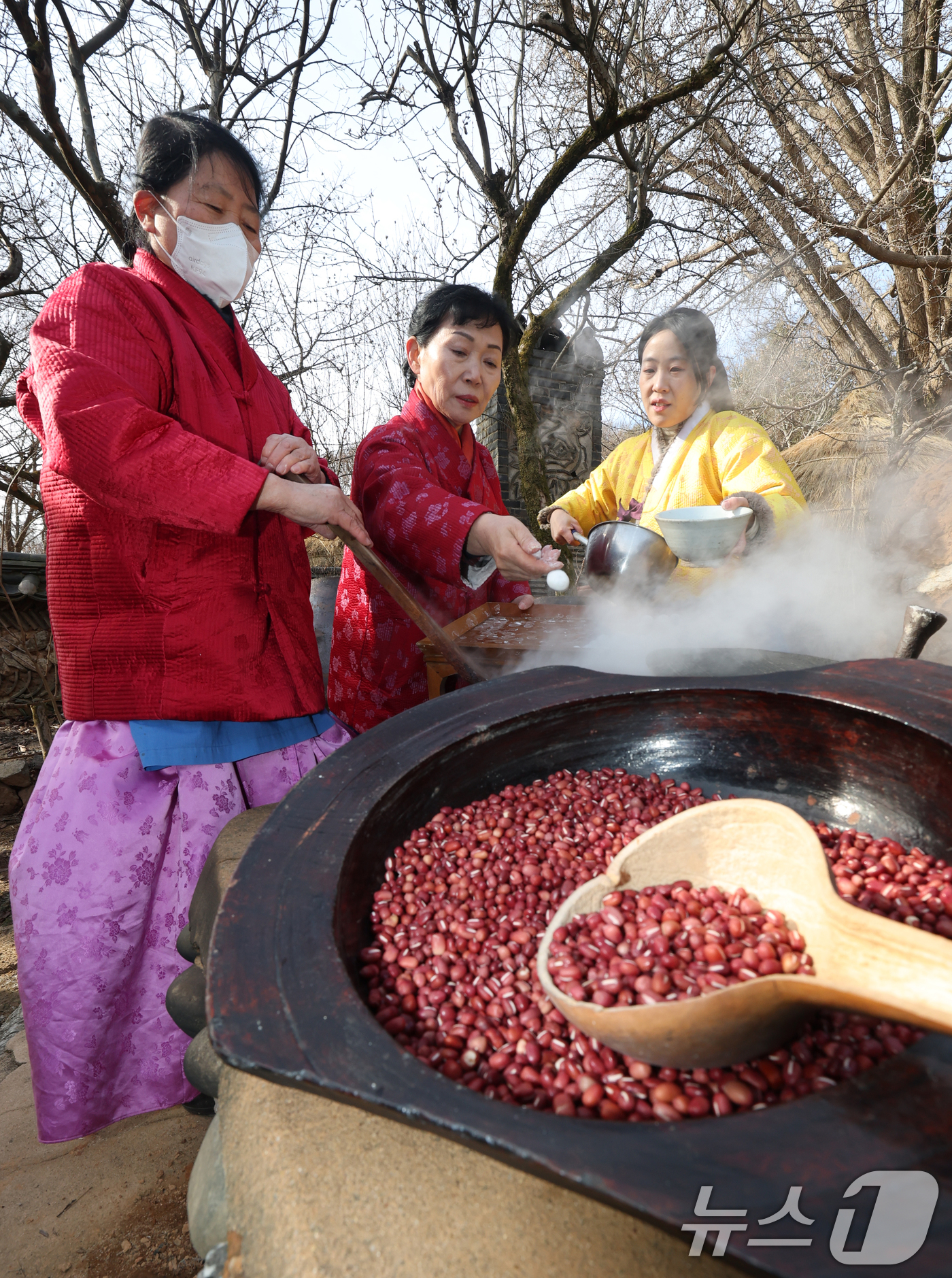 (용인=뉴스1) 김영운 기자 = 절기상 동지(冬至)를 하루 앞둔 21일 경기 용인시 기흥구 한국민속촌에서 직원들이 팥죽을 쑤고 있다. 2025.12.21/뉴스1