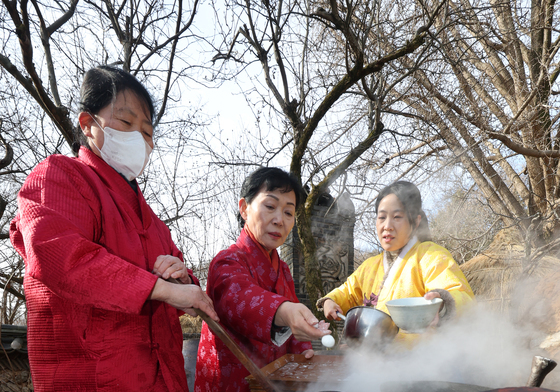 '추운 날씨 팥즉으로 따뜻하게 녹여요'