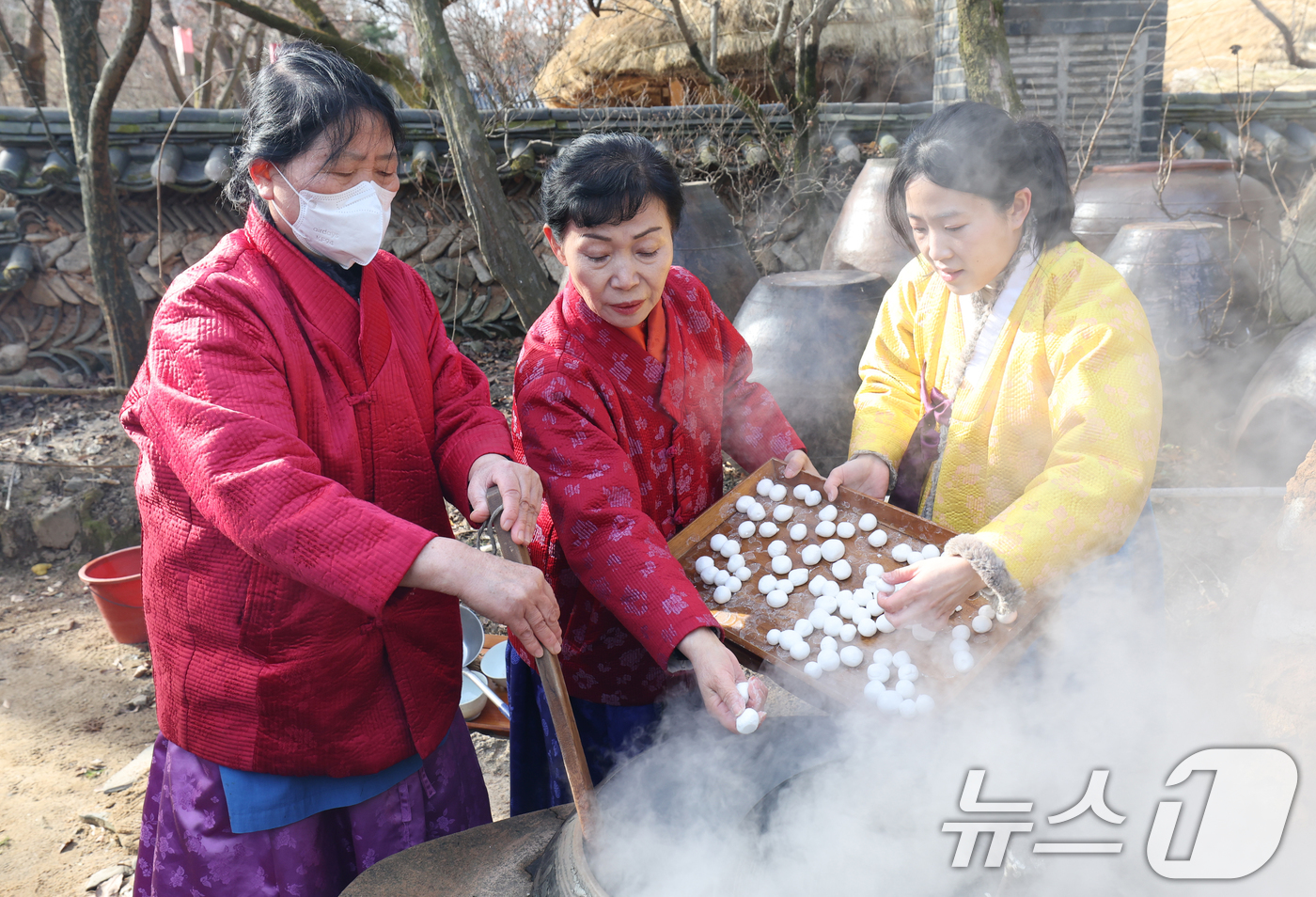 (용인=뉴스1) 김영운 기자 = 절기상 동지(冬至)를 하루 앞둔 21일 경기 용인시 기흥구 한국민속촌에서 직원들이 팥죽을 쑤고 있다. 2025.12.21/뉴스1