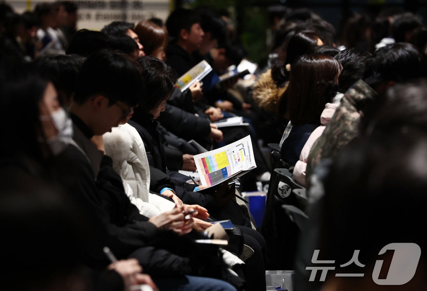 (서울=뉴스1) 김민지 기자 = 21일 오후 서울 강남구 코엑스에서 열린 '제12회 대한민국 편입학 박람회'를 찾은 시민들이 편입 관련 강연을 듣고 있다. 2025.12.21/뉴스 …