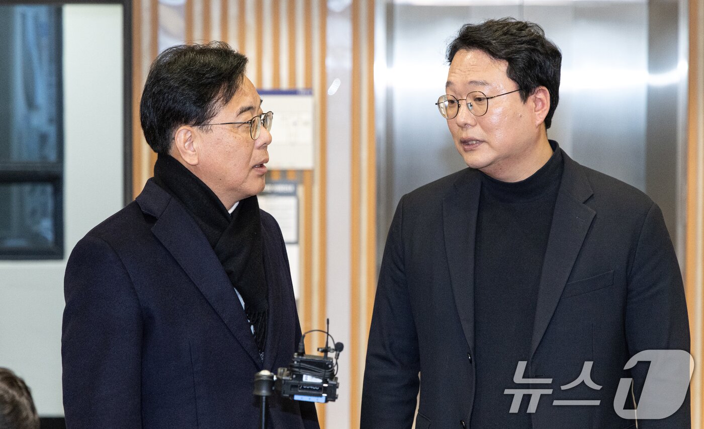 본문 이미지 - 송언석 국민의힘 원내대표와 천하람 개혁신당 원내대표가 21일 서울 여의도의 한 식당에서 '통일교 특검법' 합의를 위한 오찬 회동을 마치고 브리핑하고 있다. 2025.12.21/뉴스1 ⓒ News1 이승배 기자