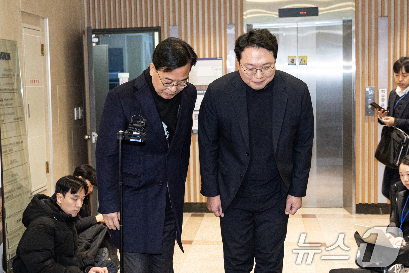 (서울=뉴스1) 이승배 기자 = 송언석 국민의힘 원내대표와 천하람 개혁신당 원내대표가 21일 서울 여의도의 한 식당에서 '통일교 특검법' 합의를 위한 오찬 회동을 마치고 브리핑한 …