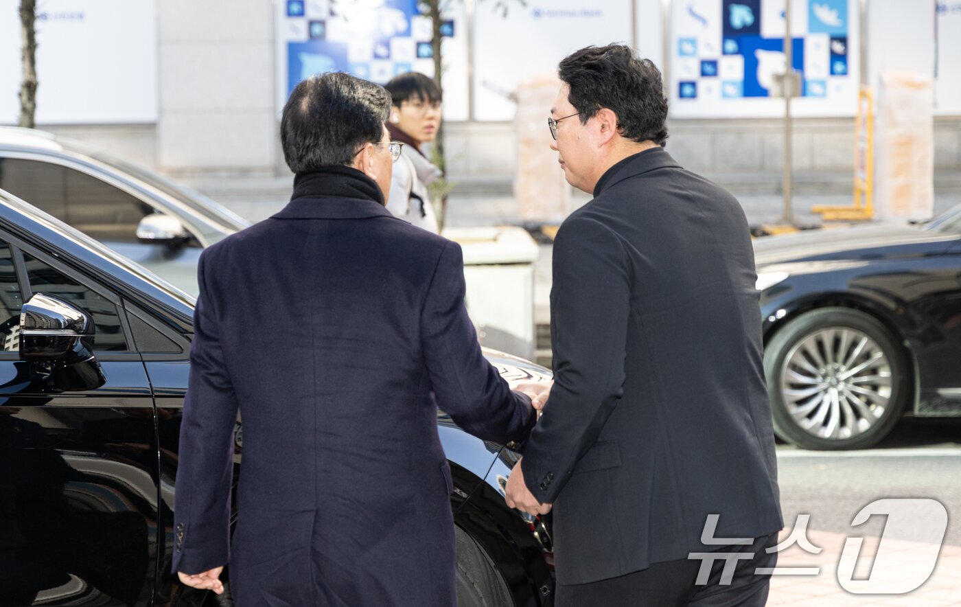 본문 이미지 - 송언석 국민의힘 원내대표와 천하람 개혁신당 원내대표가 21일 서울 여의도의 한 식당에서 '통일교 특검법' 합의를 위한 오찬 회동을 마치고 악수하고 있다. 2025.12.21/뉴스1 ⓒ News1 이승배 기자