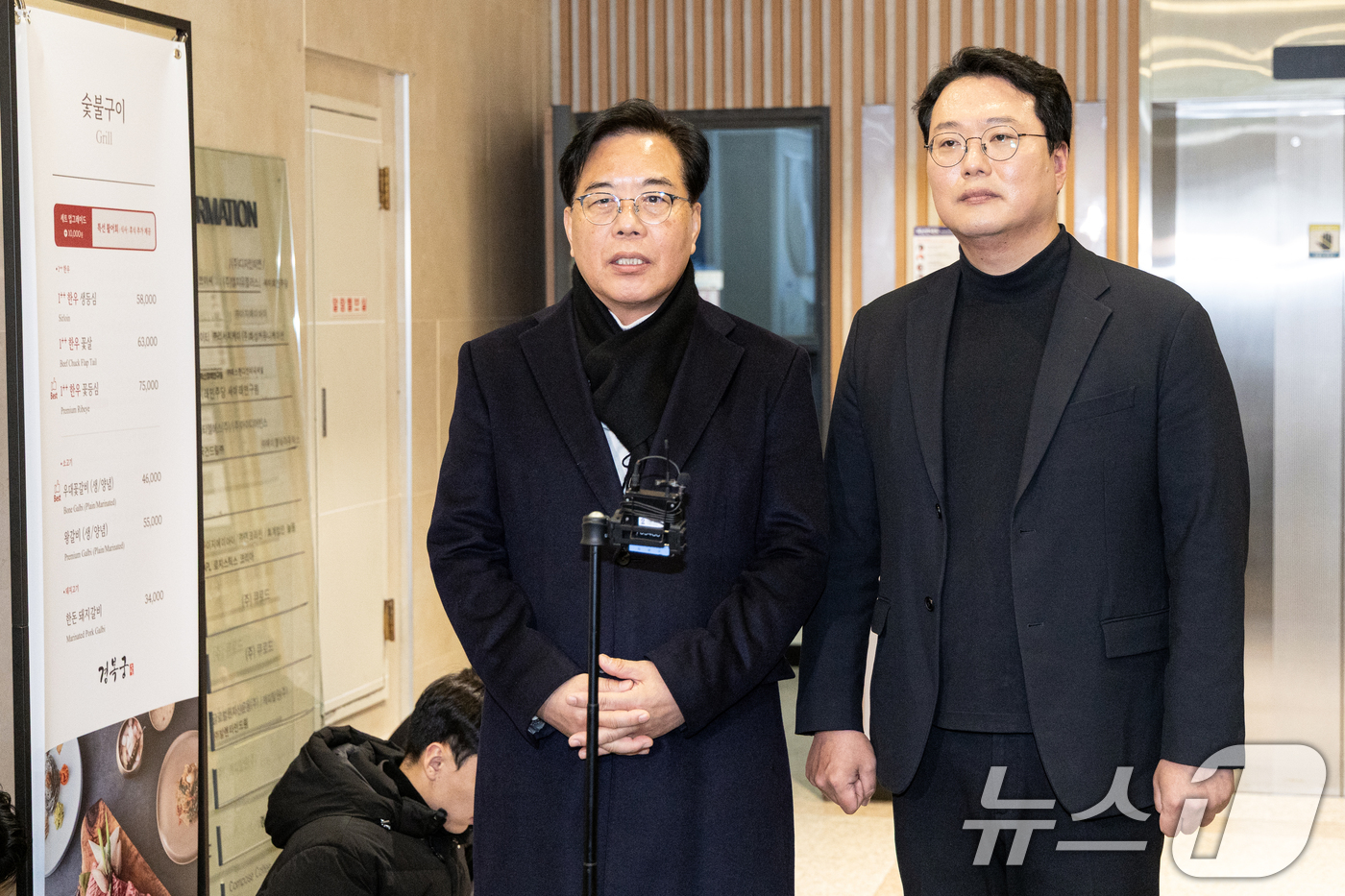 (서울=뉴스1) 이승배 기자 = 송언석 국민의힘 원내대표와 천하람 개혁신당 원내대표가 21일 서울 여의도의 한 식당에서 '통일교 특검법' 합의를 위한 오찬 회동을 마치고 브리핑하고 …