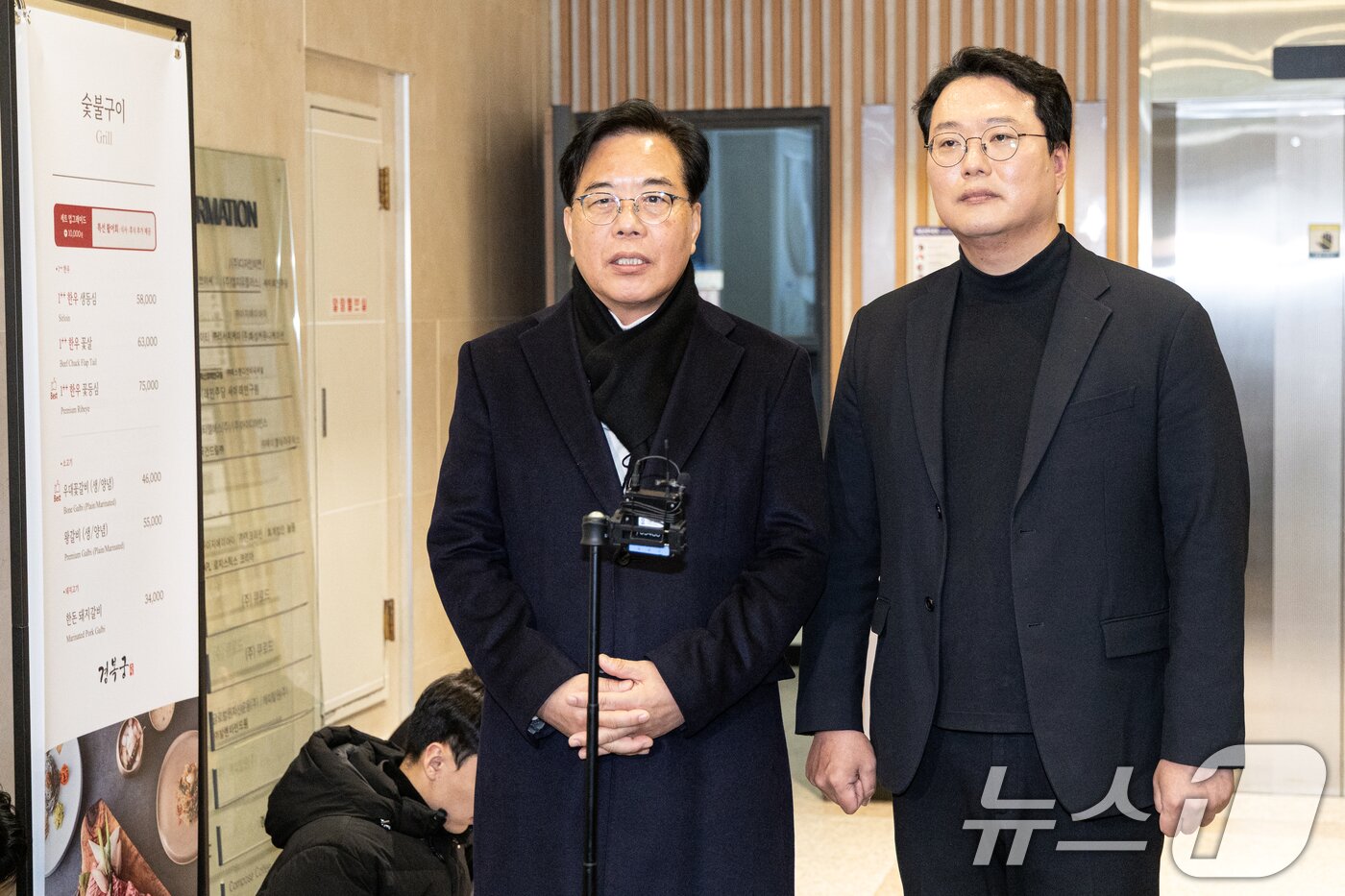 본문 이미지 - 송언석 국민의힘 원내대표와 천하람 개혁신당 원내대표가 21일 서울 여의도의 한 식당에서 '통일교 특검법' 합의를 위한 오찬 회동을 마치고 브리핑하고 있다. 2025.12.21/뉴스1 ⓒ News1 이승배 기자