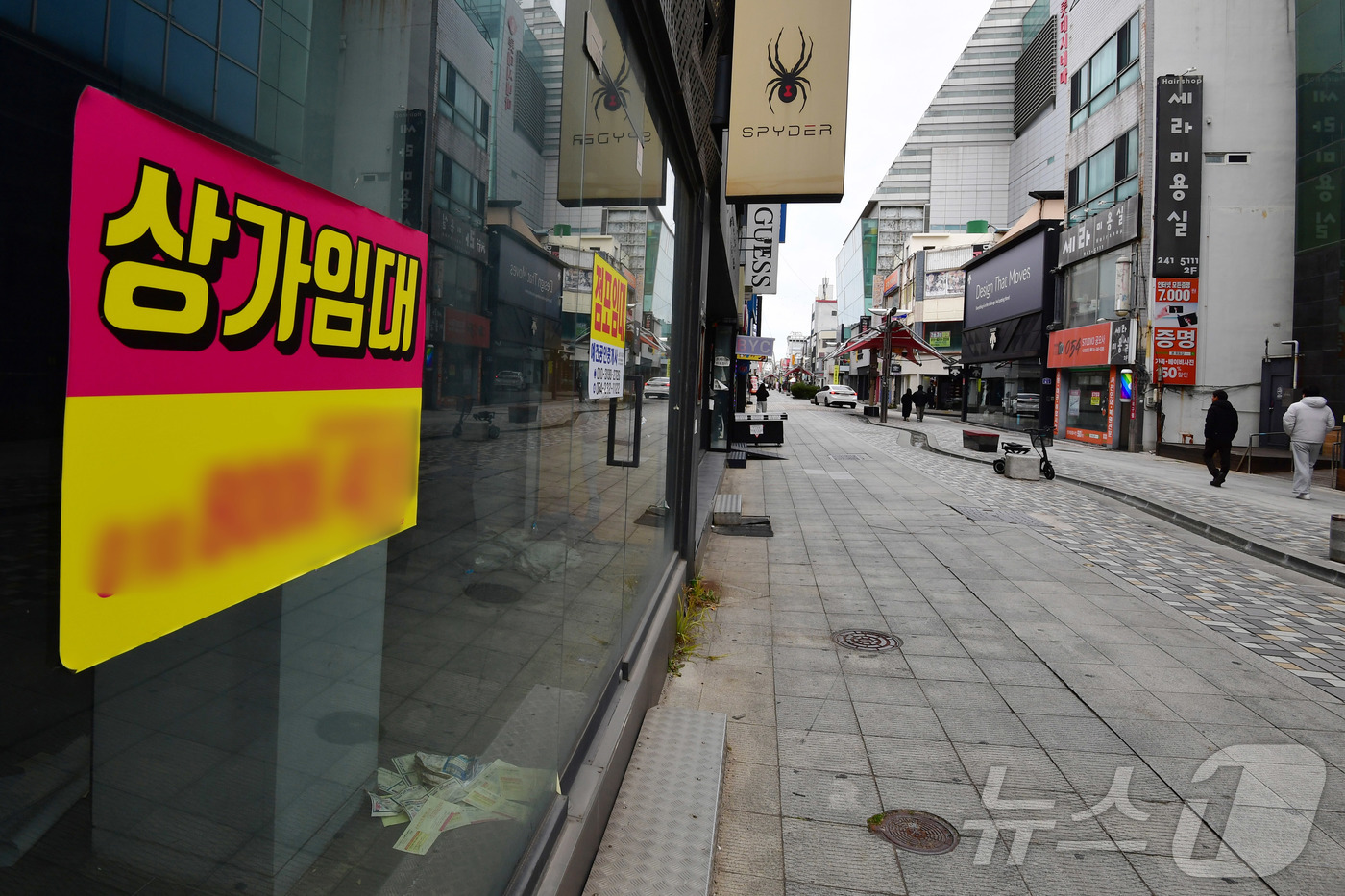 (포항=뉴스1) 최창호 기자 = 성탄절을 앞둔 21일 경북 포항시 북구 중앙상가를 찾는 시민들의 발길이 줄어들면서 한산한 모습을 보이고 있는 가운데 상가 곳곳에 임대 안내문이 붙어 …
