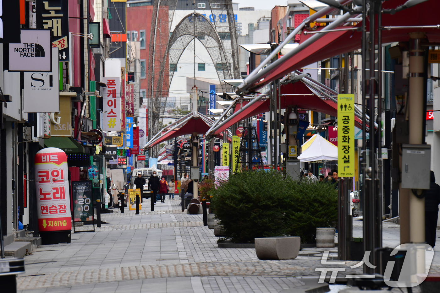 (포항=뉴스1) 최창호 기자 = 성탄절을 앞둔 21일 경북 포항시 북구 중앙상가를 찾는 시민들의 발길이 줄어들면서 한산한 모습을 보이고 있다. 2025.12.21/뉴스1