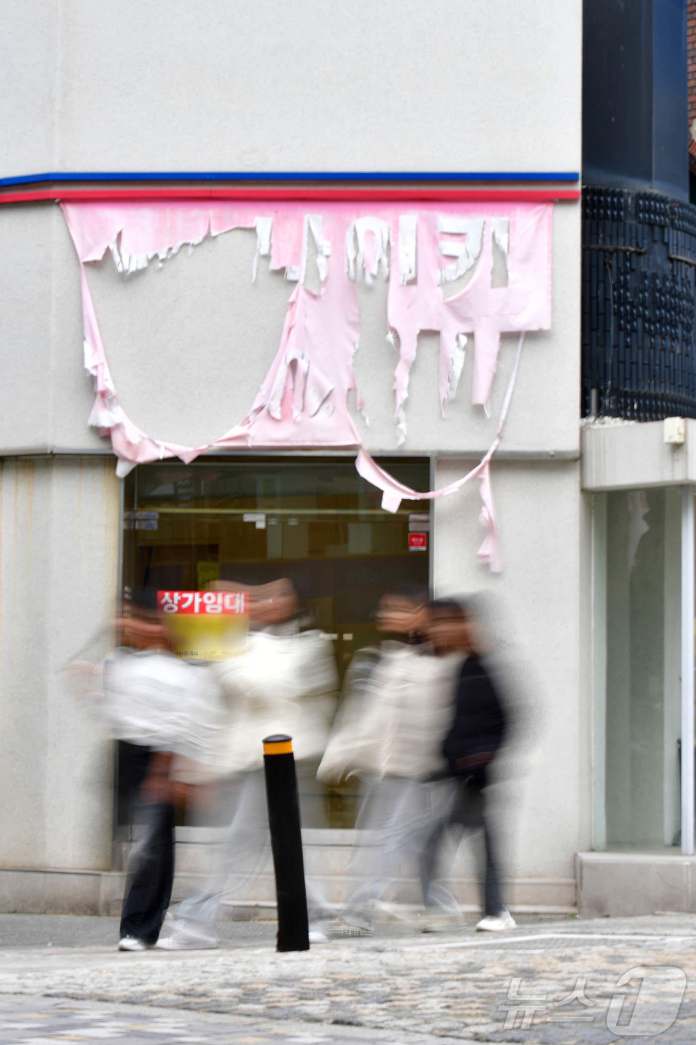 (포항=뉴스1) 최창호 기자 = 성탄절을 앞둔 21일 경북 포항시 북구 중앙상가를 찾는 시민들의 발길이 줄어들면서 한산한 모습을 보이고 있는 가운데 빈  점포에 붙어있던 현수막이 …